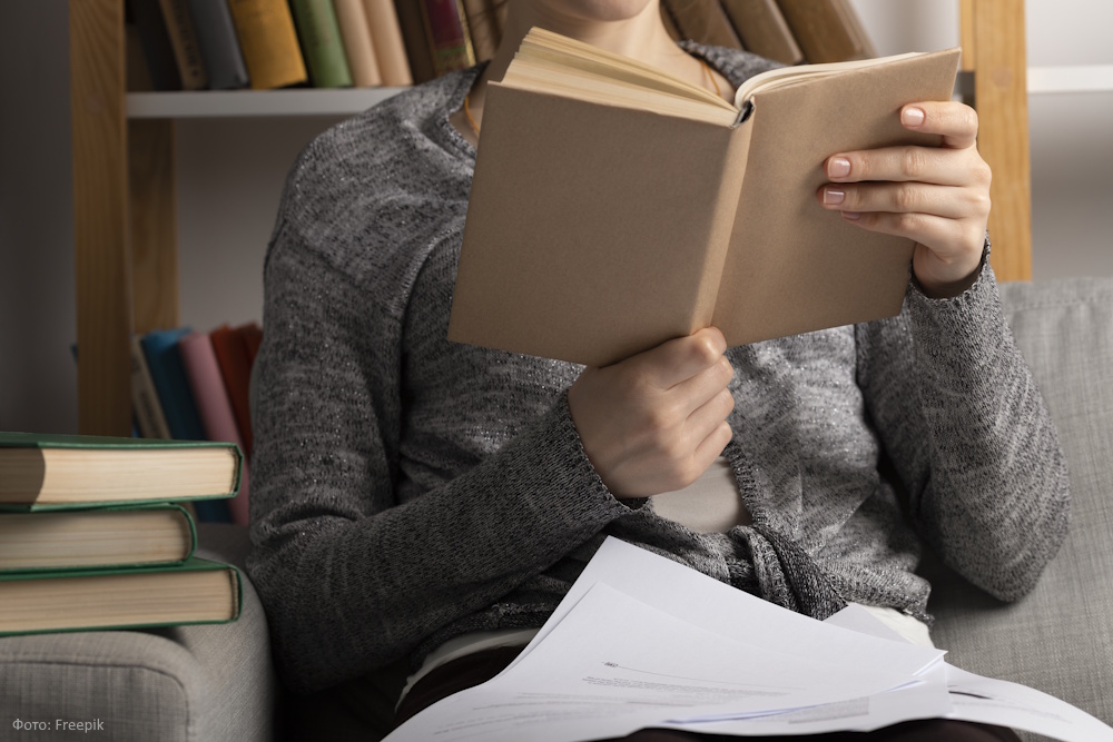 Исследование: 25% россиян читают книги в рабочее время