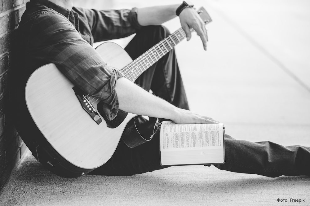 Виктор Цой, Егор Летов, Джон Леннон: названы самые популярные биографии музыкантов среди россиян